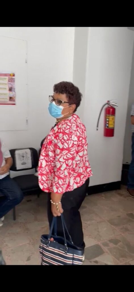 ALCALDESA DE AHUACATLÁN HUYE DE MEDIOS PARA NO DAR ENTREVISTA